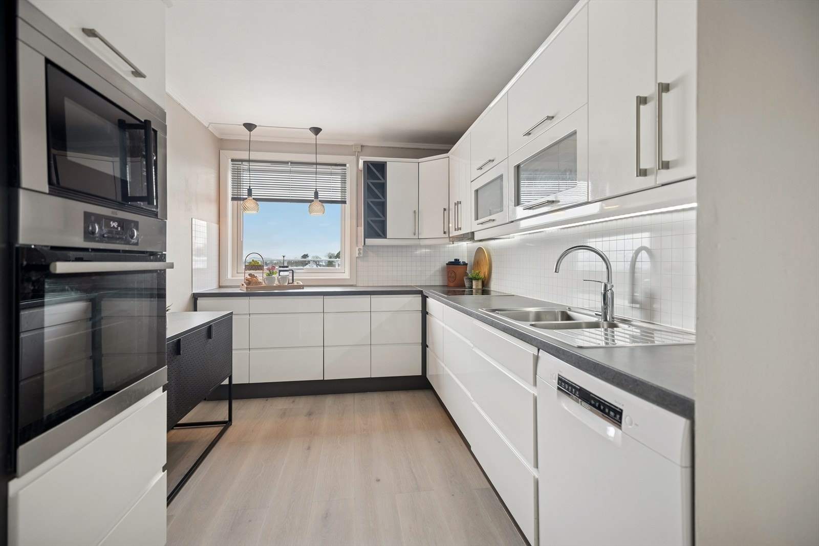 Kjøkkenet fra 2016 er praktisk utformet og utstyrt med integrerte hvitevarer. Galleribilde