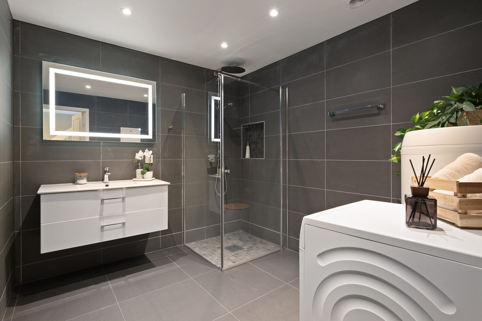 Badet ble pusset opp i 2019 og har en moderne innredning, dusjhjørne og opplegg for vaskemaskin. Galleribilde