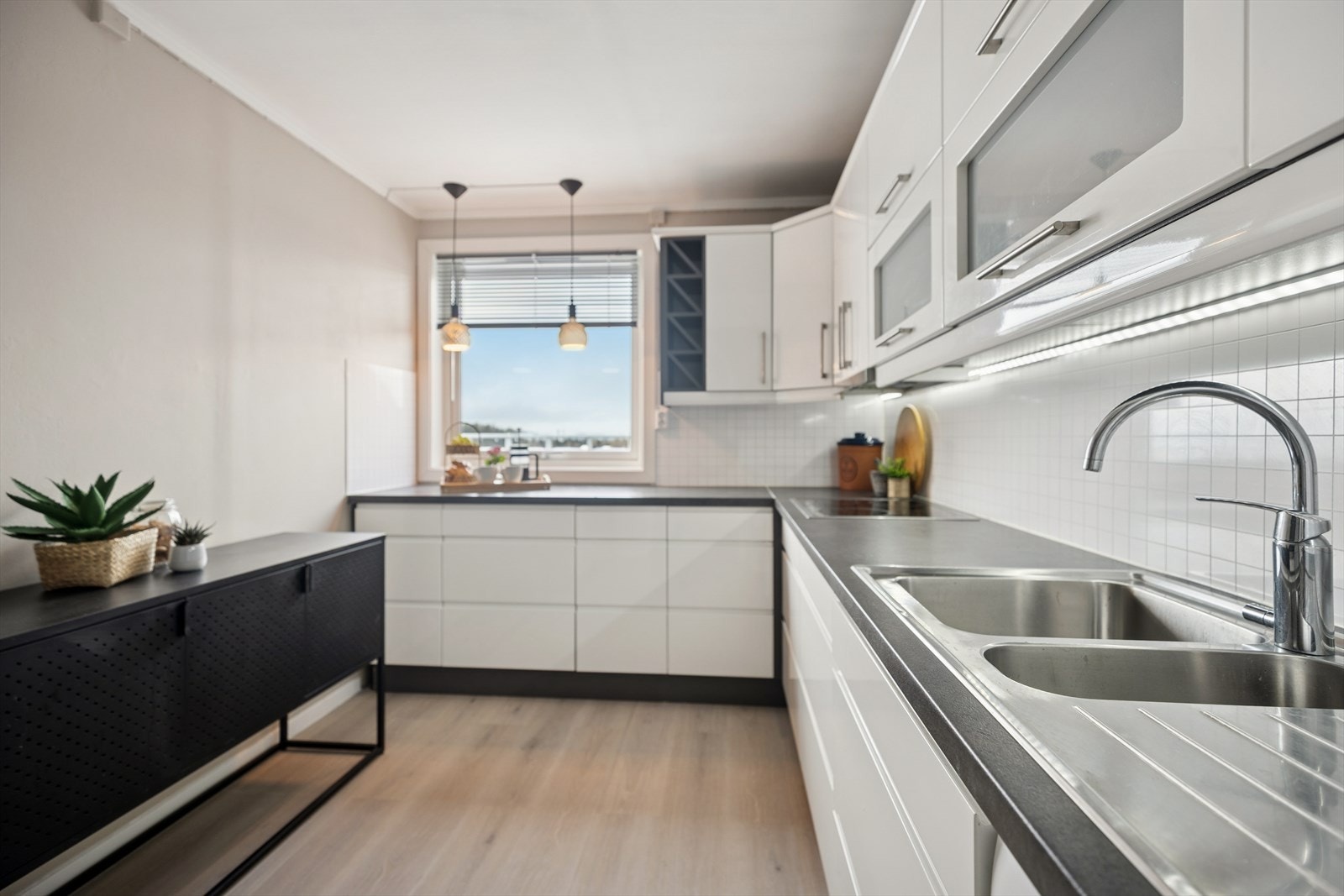 Utsikt fra kjøkkenet mot nærområdet. Galleribilde