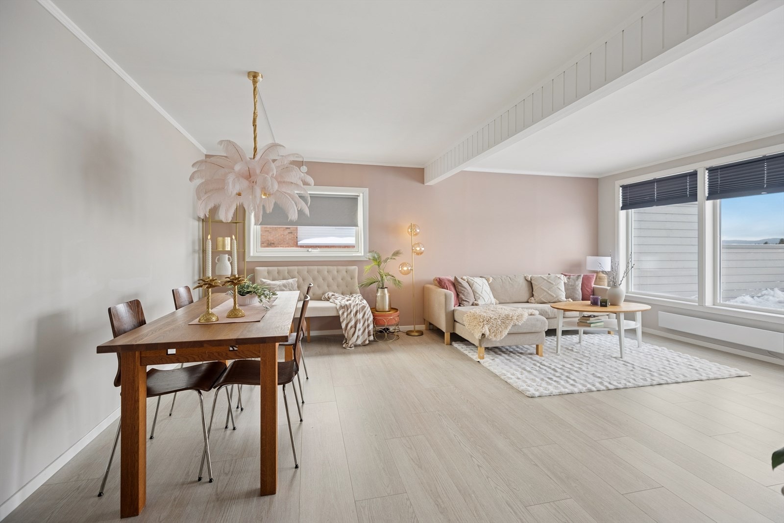 Romslig stue med overflater pusset opp i 2025. Fra stuen er det direkte utgang til terrassen. Galleribilde