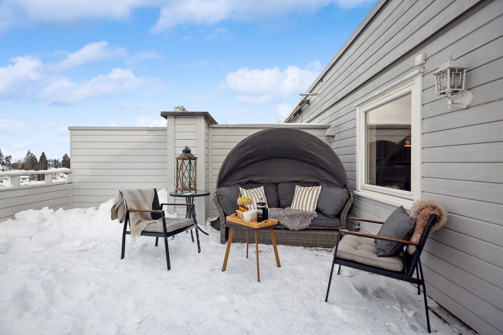 Den store terrassen på ca. 36 m² har gode solforhold og rikelig med plass for utemøbler og grillutstyr. Galleribilde