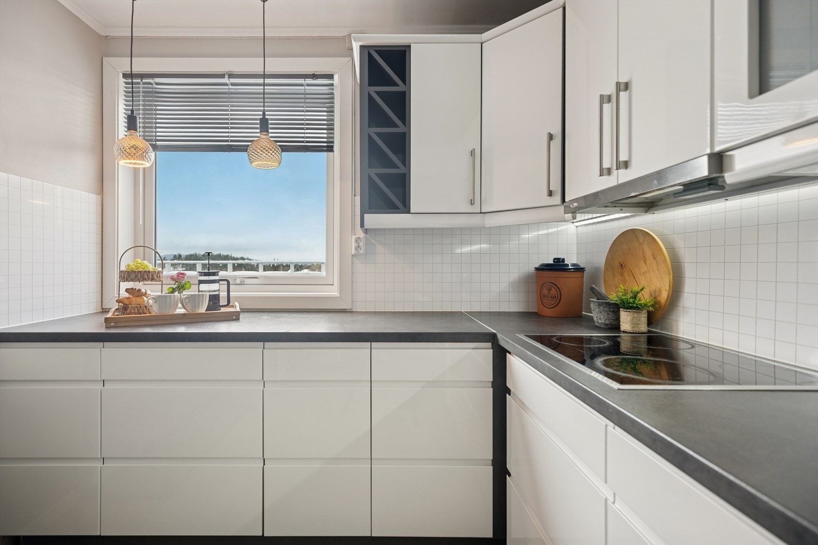 Kjøkkenet er utstyrt med integrert platetopp, komfyr og mikro. Hvitevarer på kjøkkenet medfølger. Galleribilde