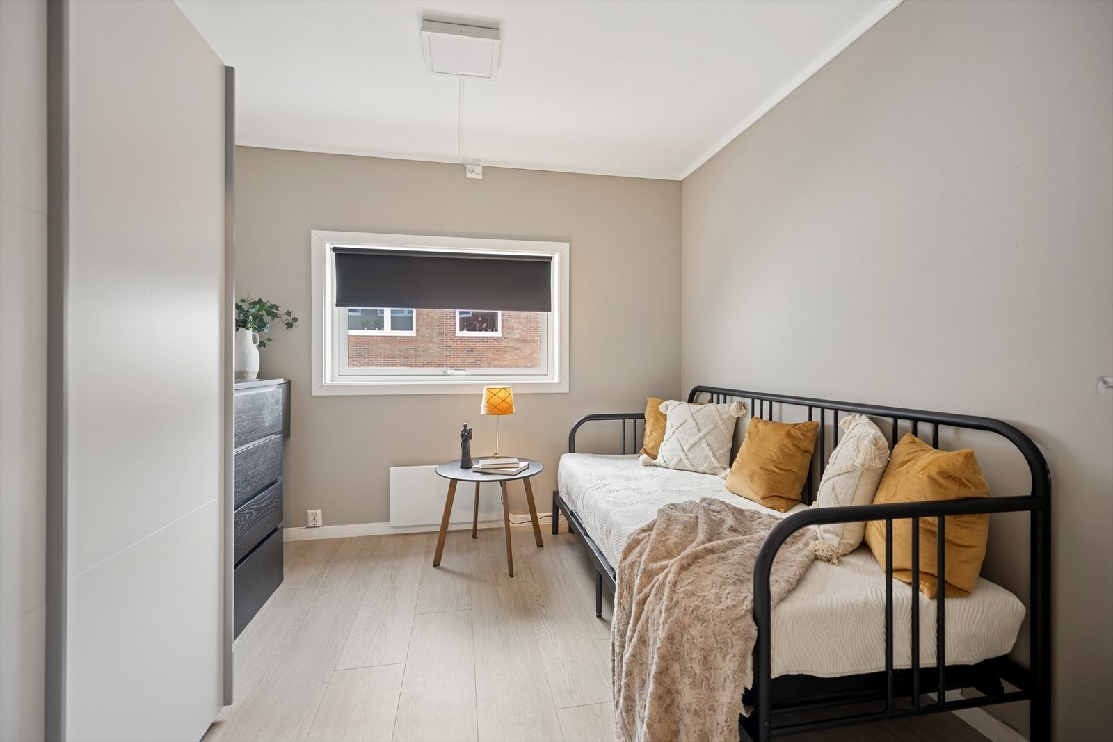 Dette soverommet fikk, i likhet med stue og kjøkken, nytt laminatgulv i 2025. Galleribilde