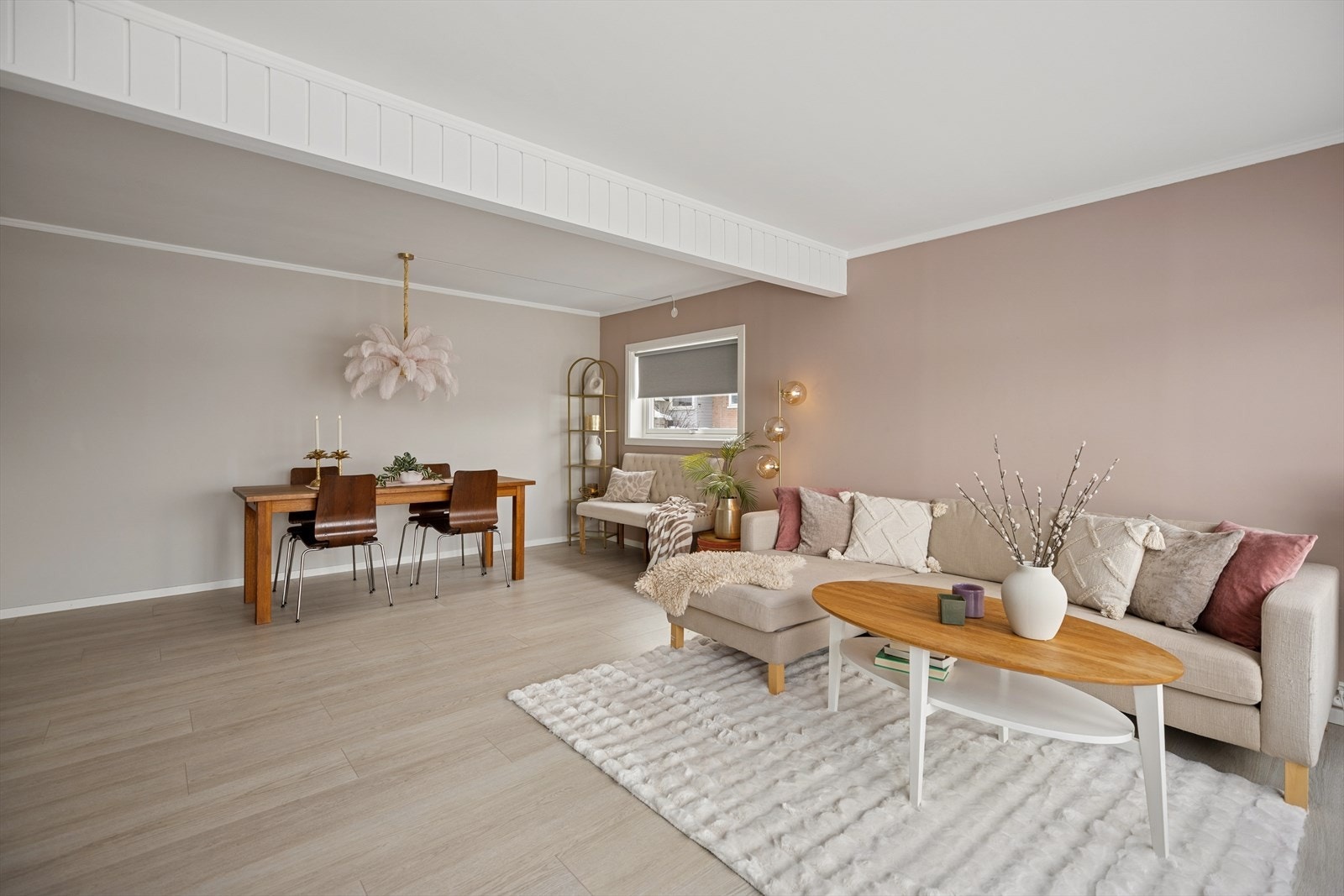 Den romslige stuen gir god plass til både sofagruppe og spisebord. Galleribilde