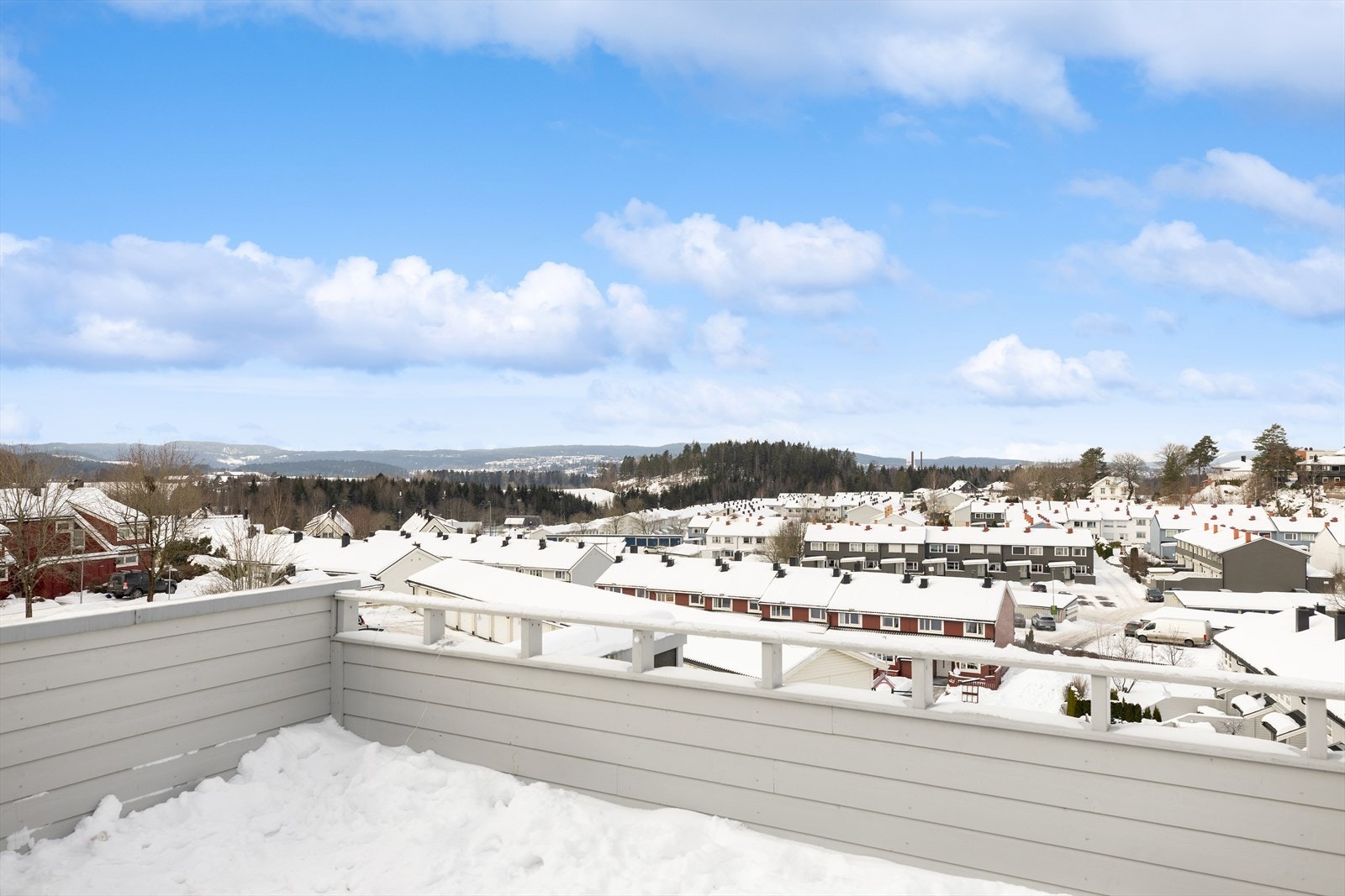 Fra terrassen har du en vidstrakt og flott utsikt over nærområdet. Galleribilde