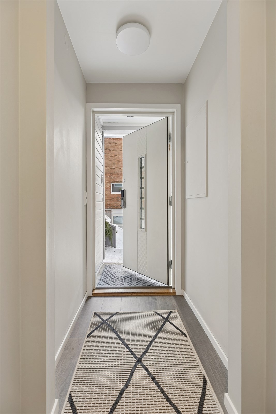 Velkommen inn i en lys og innbydende entré med laminatgulv fra 2019. Galleribilde