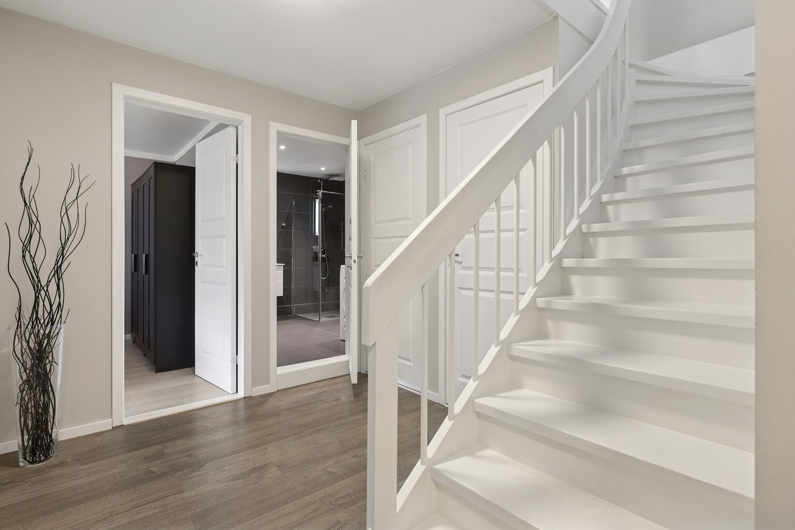 Trappen leder opp til leilighetens sosiale sone i femte etasje. Galleribilde