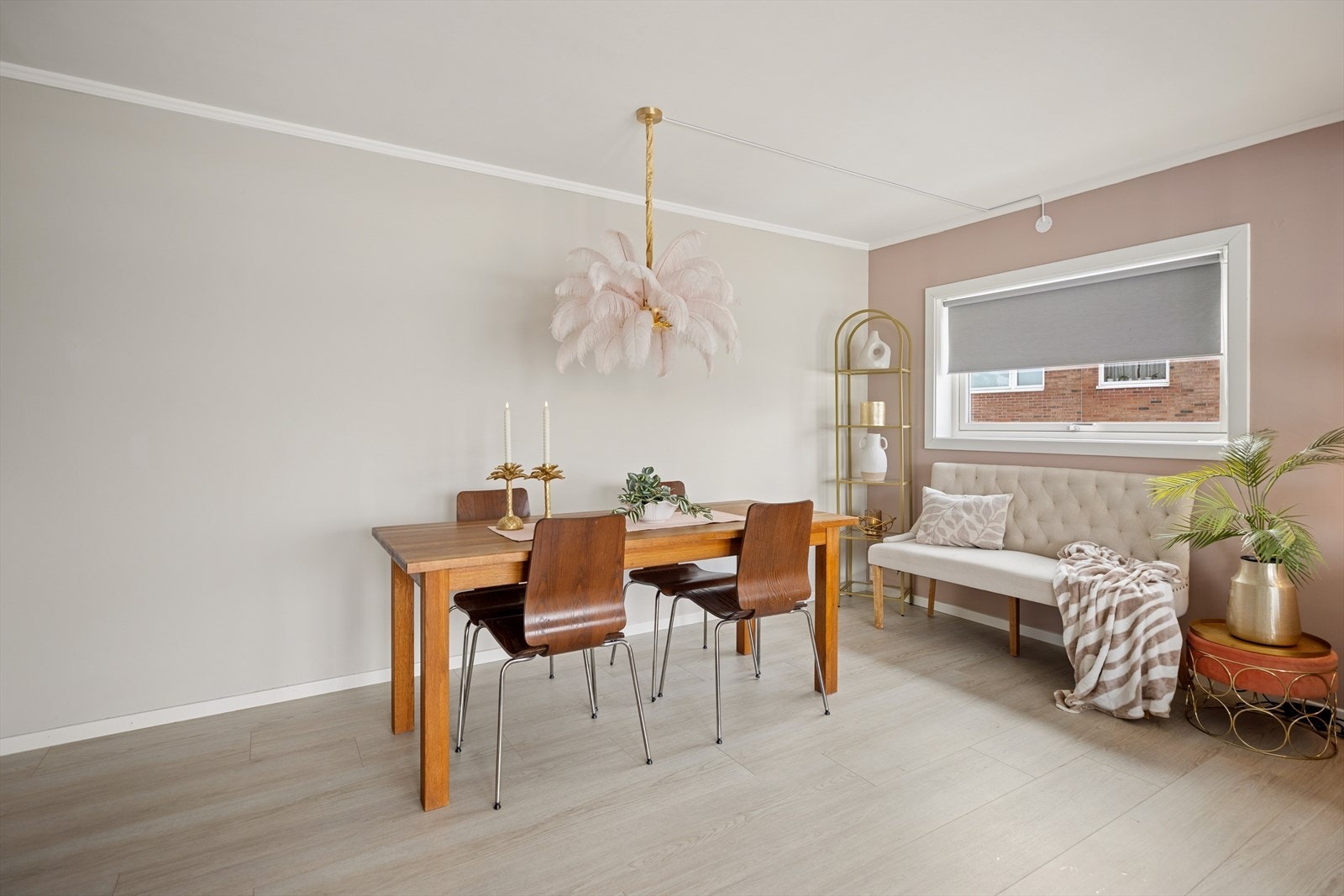 Hele etasjen har nytt laminatgulv fra 2025, som skaper et helhetlig og innbydende inntrykk. Galleribilde