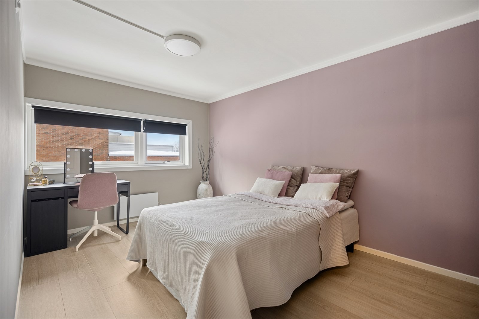 De fleste vinduene i leiligheten, inkludert på soverommene, ble skiftet i 2022. Galleribilde