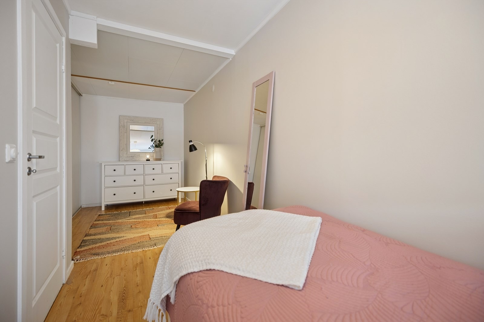 Soverom med plass til både seng og annet interiør. Galleribilde