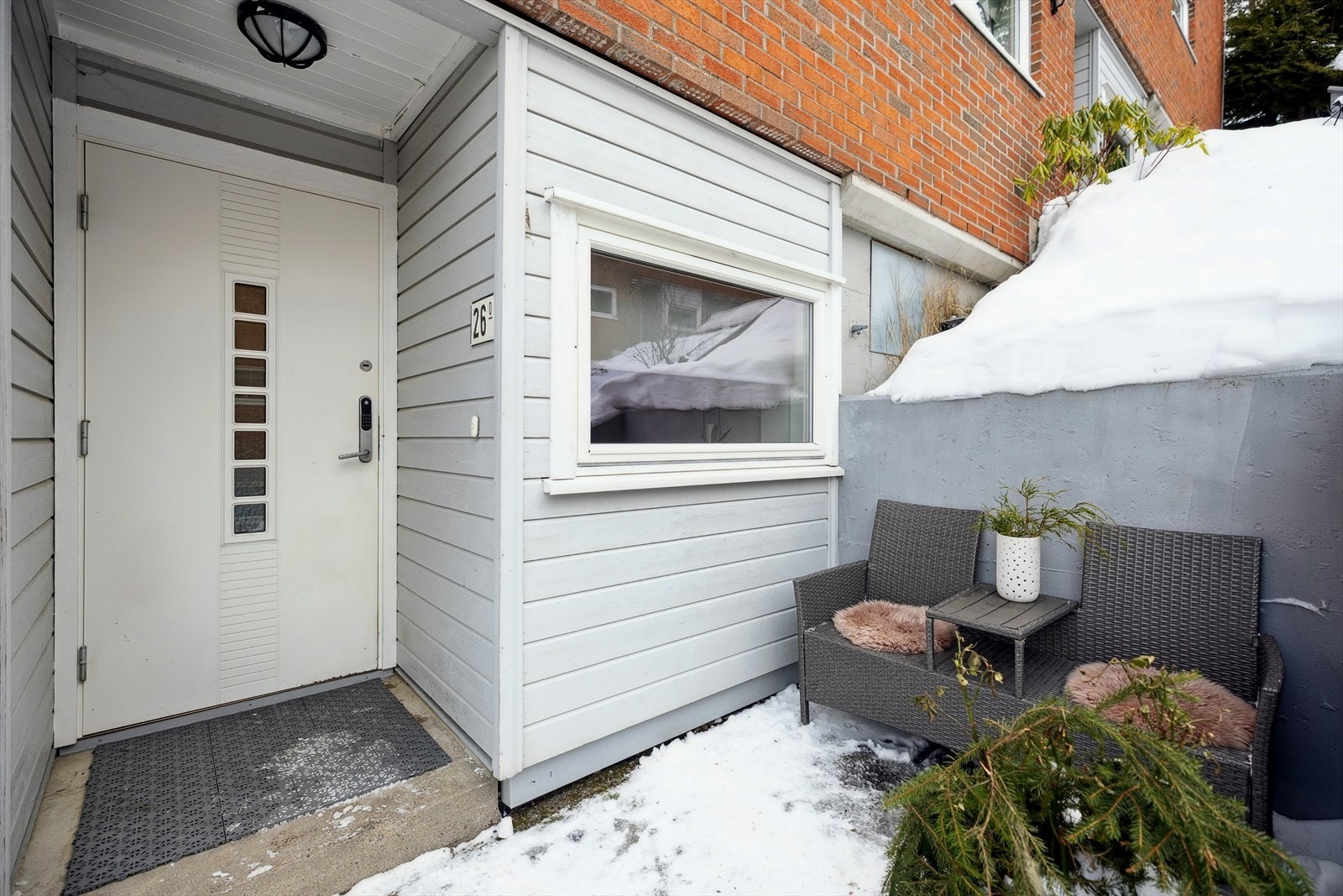 Hyggelig inngangsparti med uteplass. Galleribilde