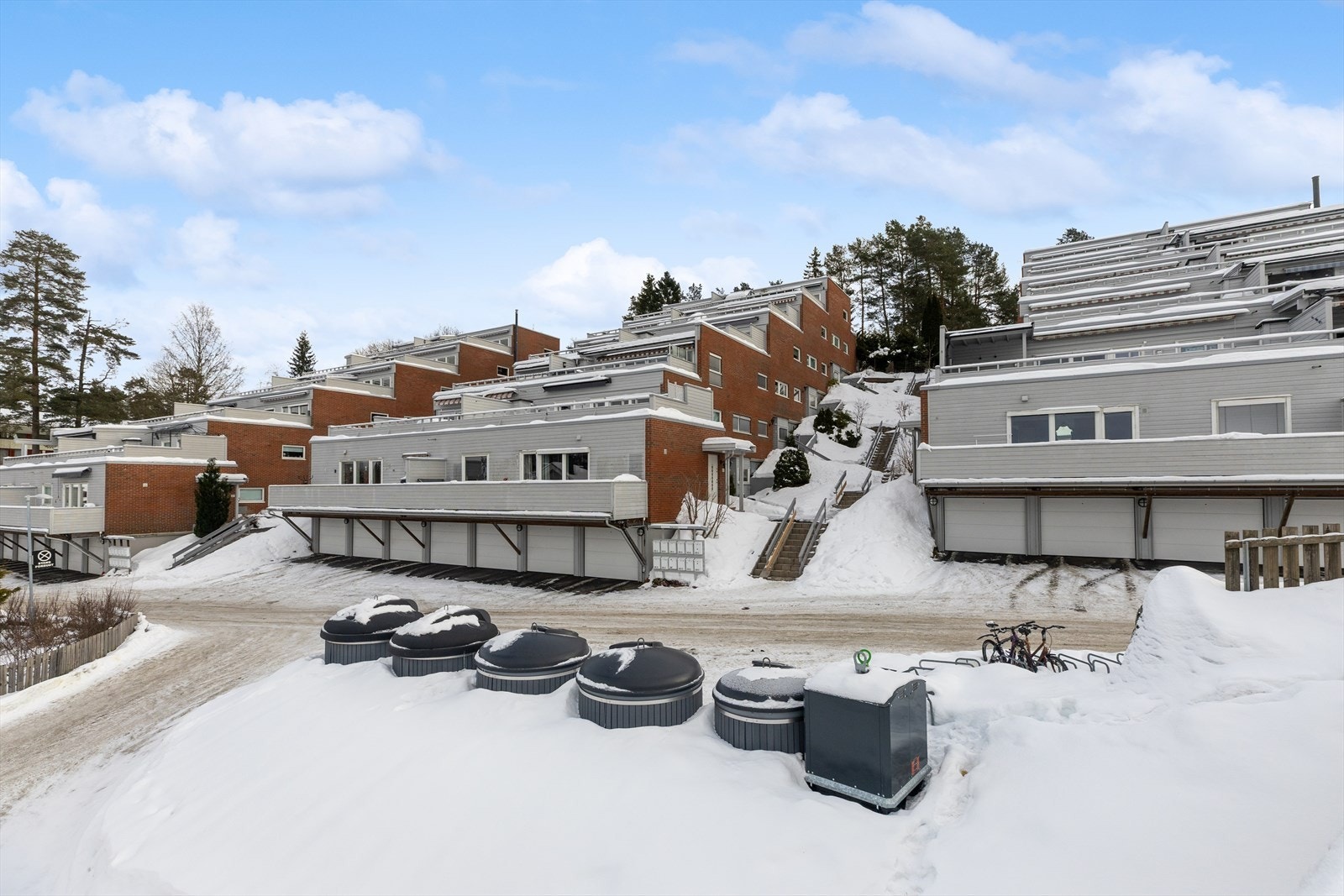 Beliggenheten er barnevennlig med kort vei til skog og mark. Galleribilde