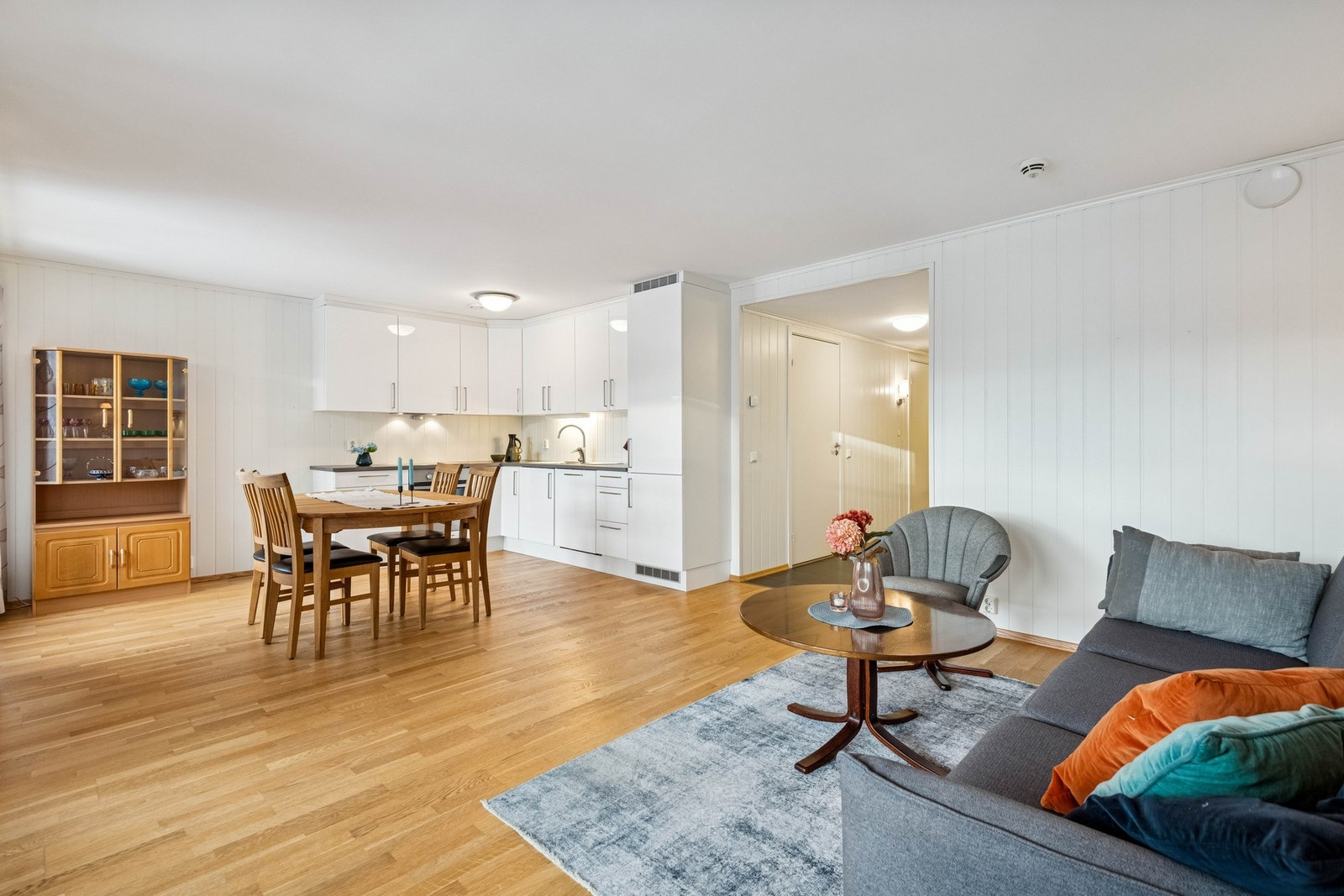 Boligen har parkettgulv og har en romslig stue med store vindusflater som gir mye naturlig lysinnslipp Galleribilde