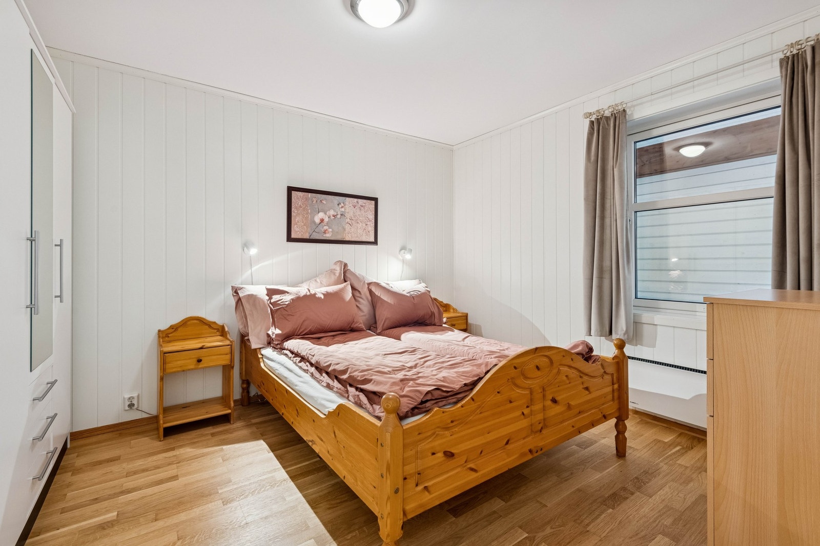 Romslig hovedsoverom med god plass til dobbeltseng. Galleribilde