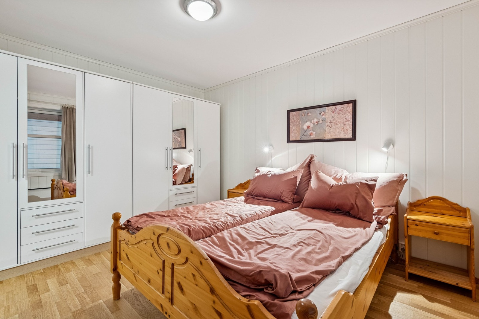 Soverom har en romslig garderobeløsning med god plass til lagring Galleribilde