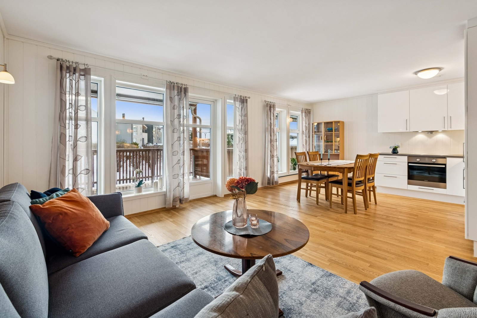 Fra stuen har man enkel adkomst til veranda. Galleribilde