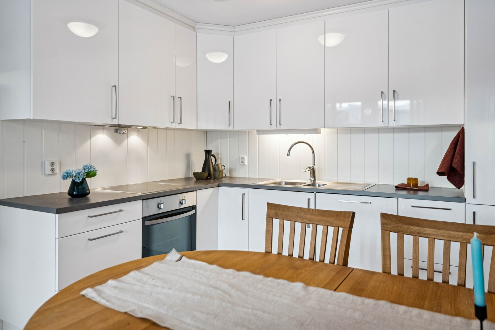 Lyst og moderne kjøkken med mye skapplass. Galleribilde