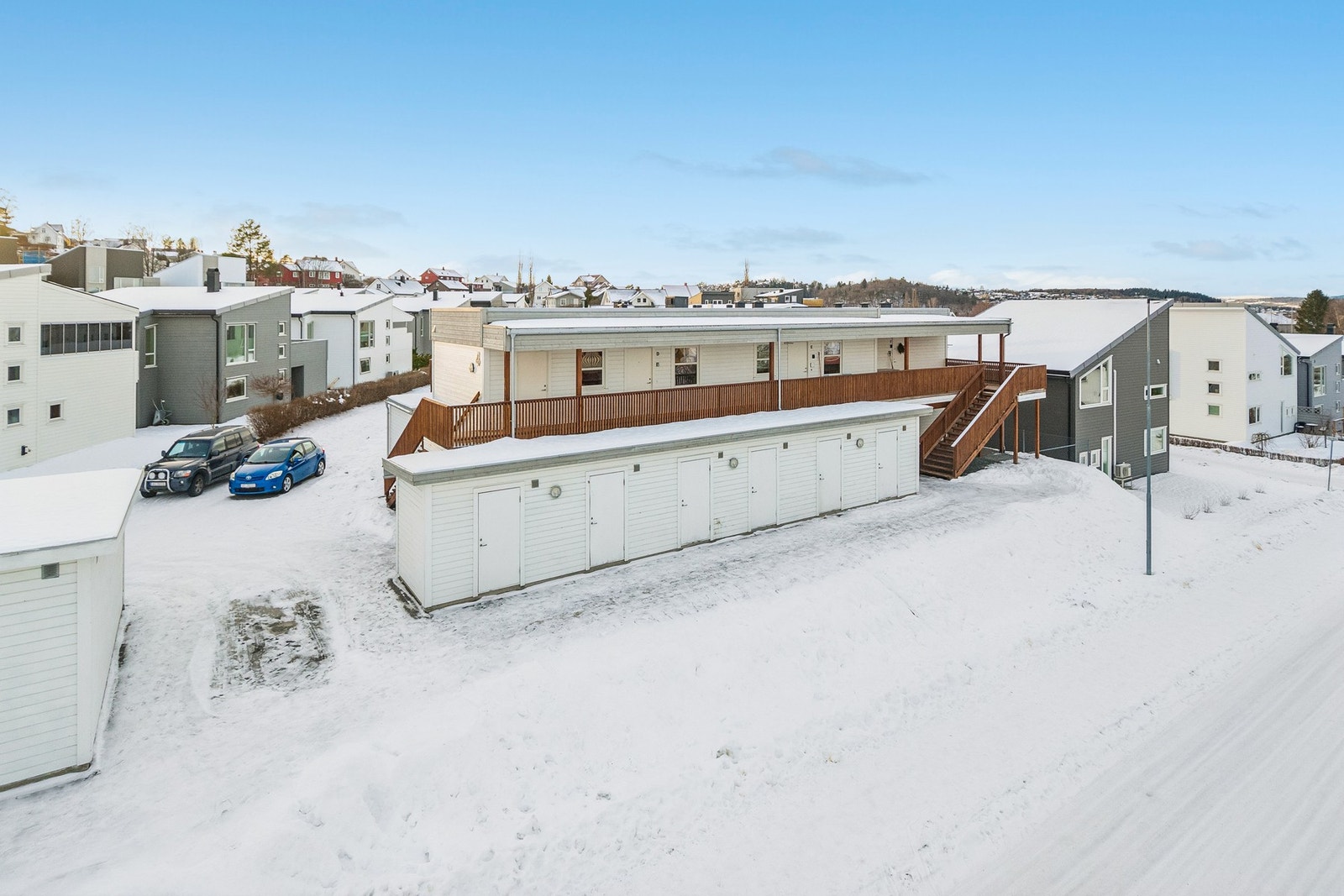 Boligen disponerer en praktisk sportsbod med god plass til lagring. Galleribilde