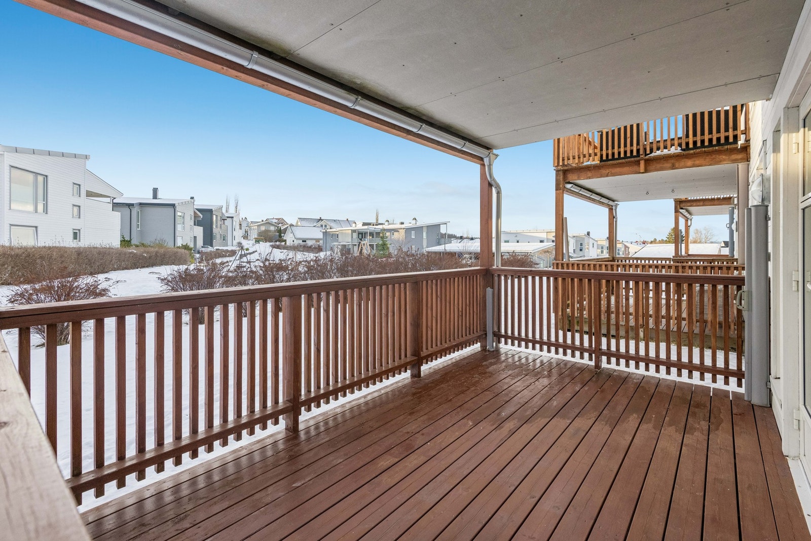 Takoverbygget veranda med god plass til hagemøbler. Galleribilde