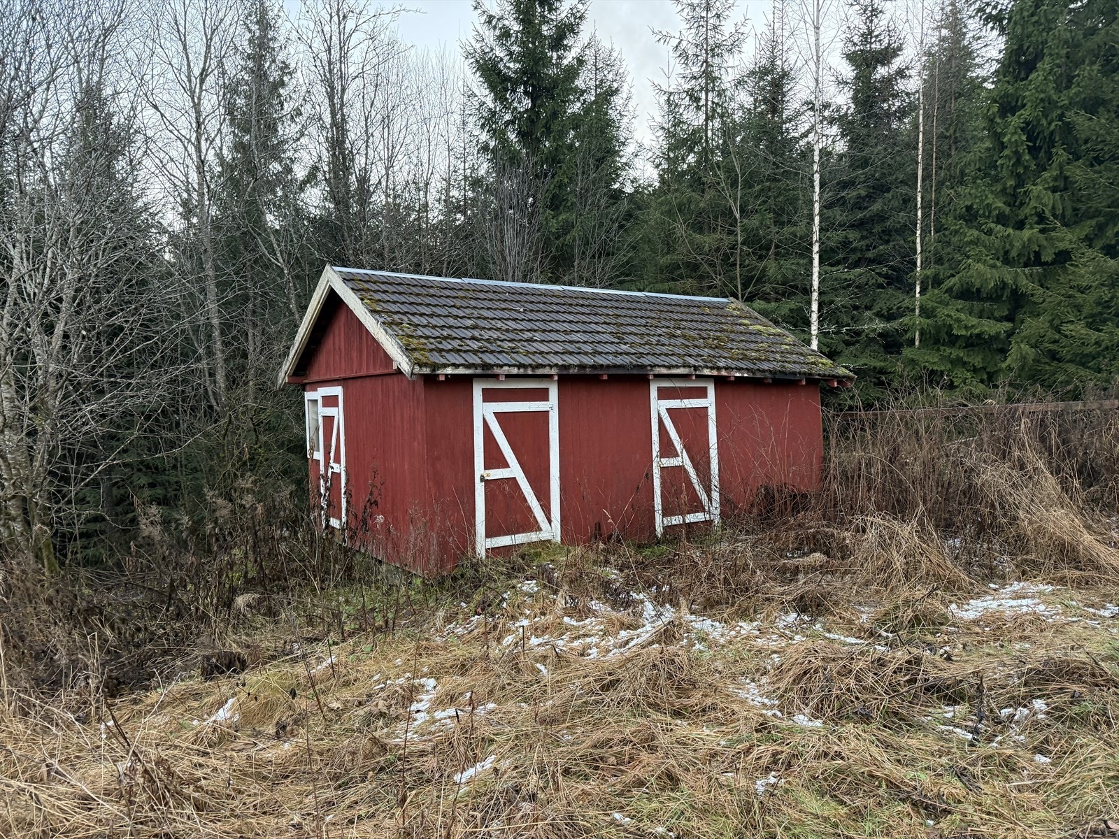 På tomten står et uthus med lagringsmuligheter. Galleribilde