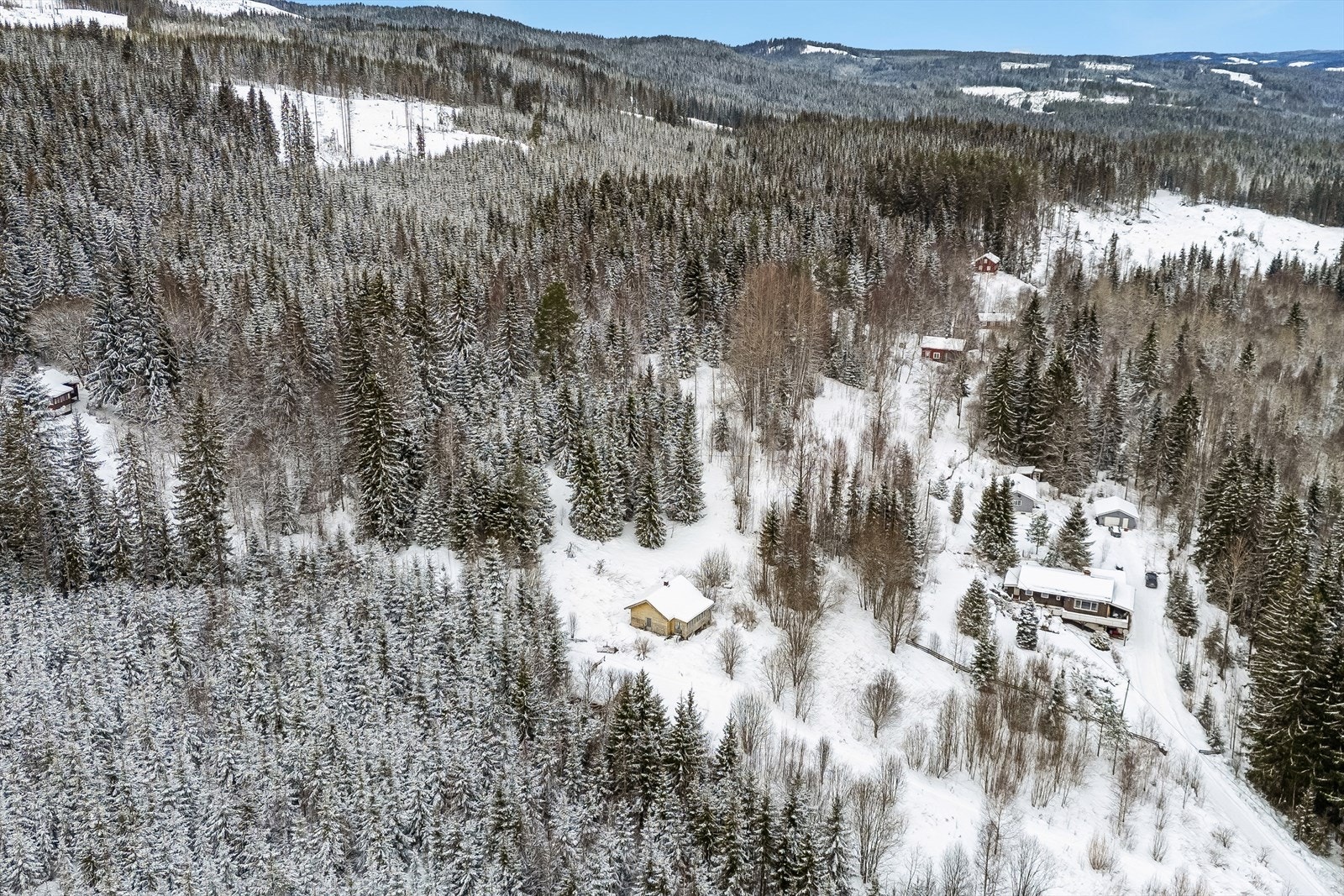 Eiendommen ligger i Knapper, et lite tettsted omtrent 5 kilometer nord for Mo sentrum. Galleribilde