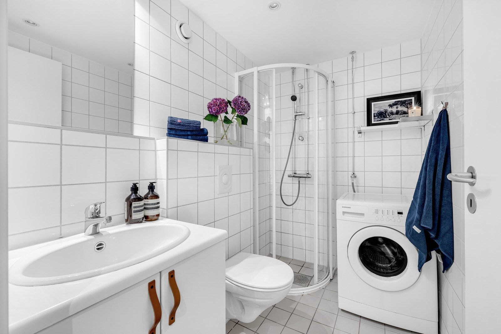 Flislagt bad med varme i gulv. Opplegg for vaskemaskin. Vaskemaskin følger med. Galleribilde