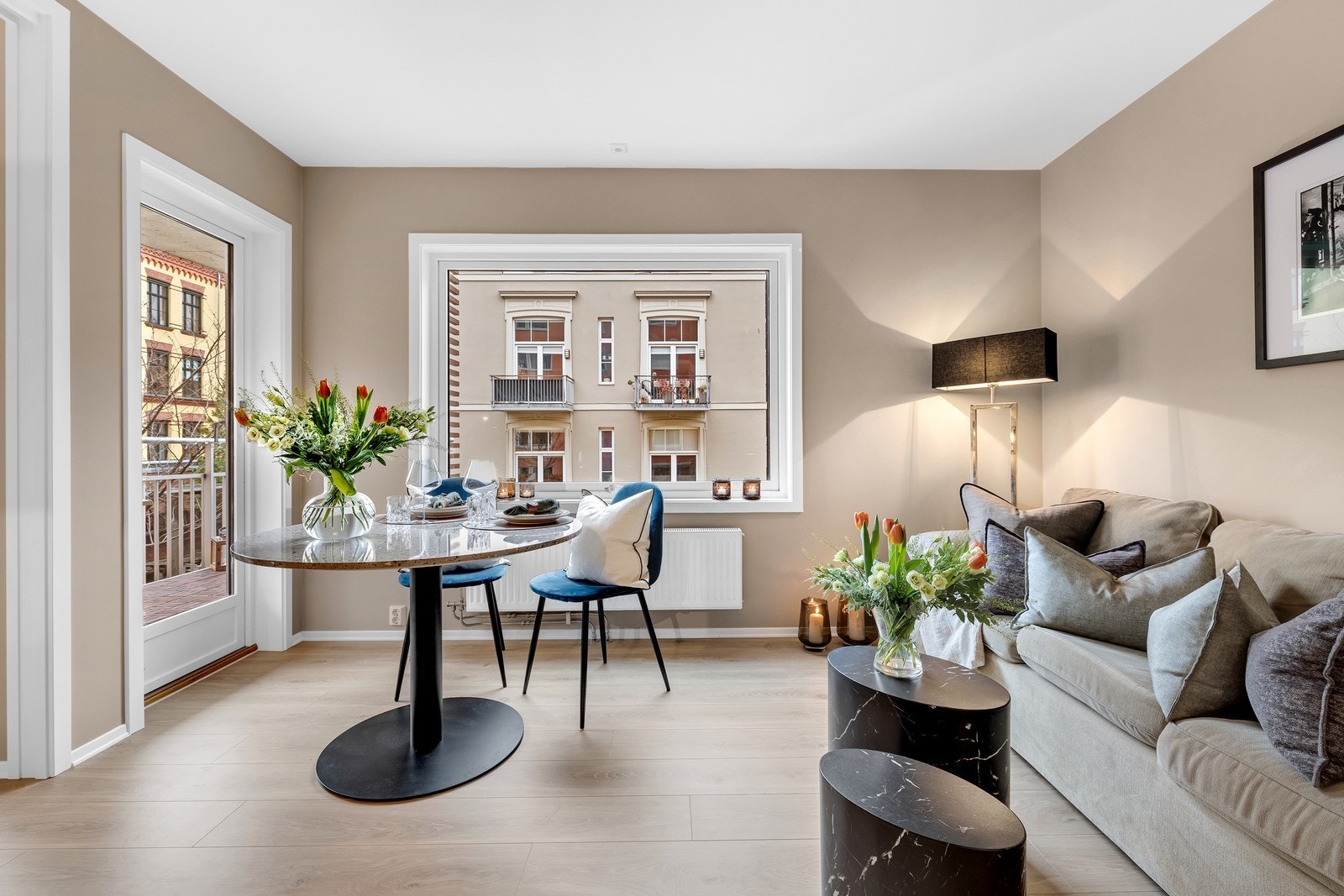God plass til både sofagruppe, spisebord og tv-seksjon. Galleribilde