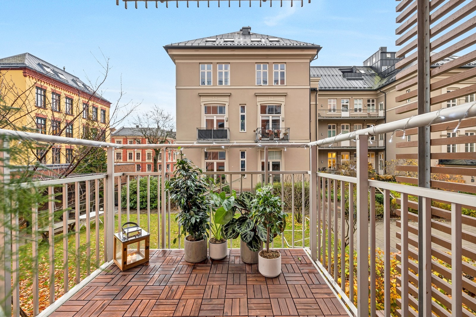 Plass til sittegruppe, beplantning og grill (elektrisk- og gassgrill er tillatt). Galleribilde