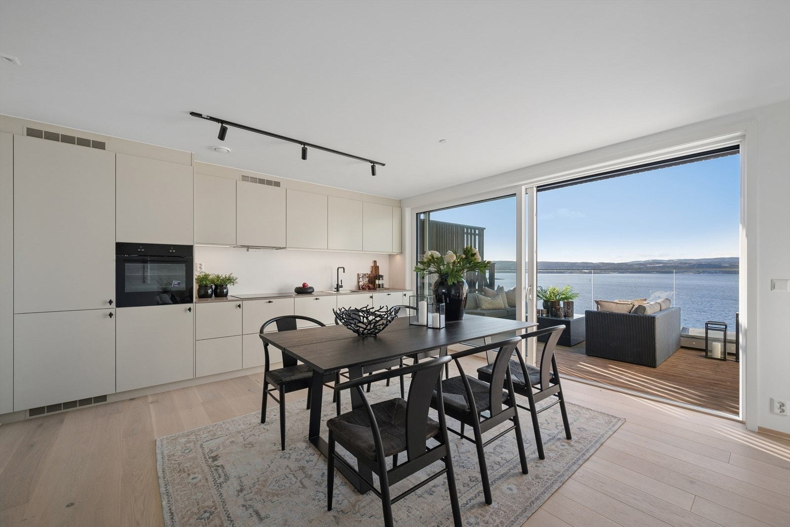 Kjøkkenet har ovn i arbeidshøyde og fine spotter i himling. Utvendig screens montert mot terrassen. Galleribilde