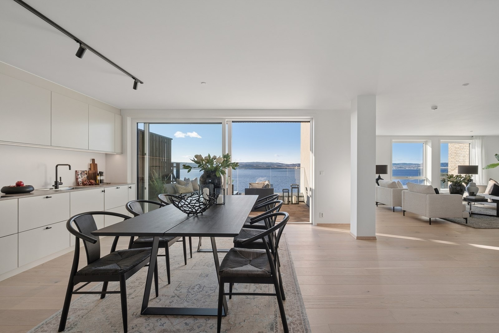 Kjøkkenet har god plass for stor spisestue og uteplassen har direkte adkomst med praktisk skyvedør. Galleribilde