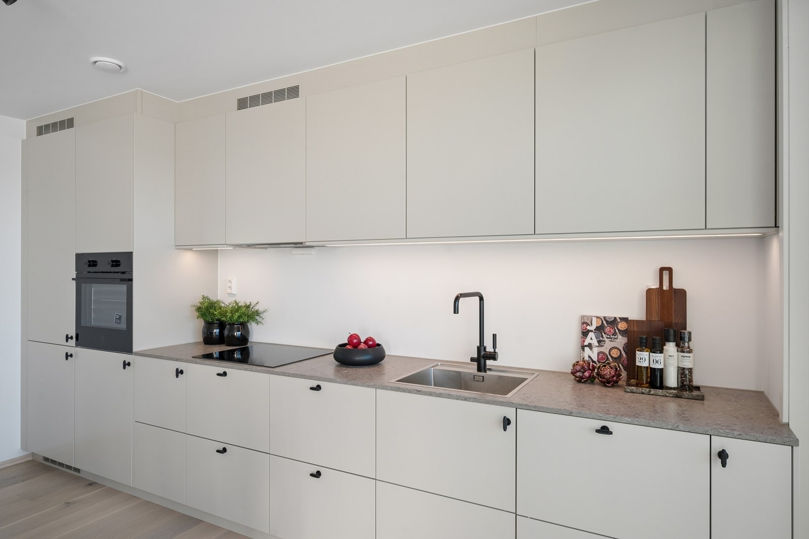 Drømmekjøkken type BISTRO med integrerte hvitevarer Galleribilde