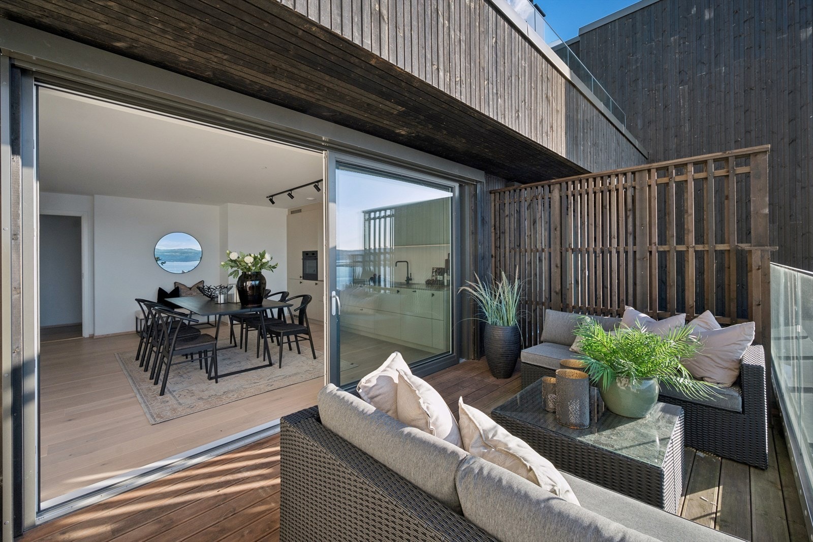 Deilig uteplass i direkte kontakt med kjøkkenet. Galleribilde