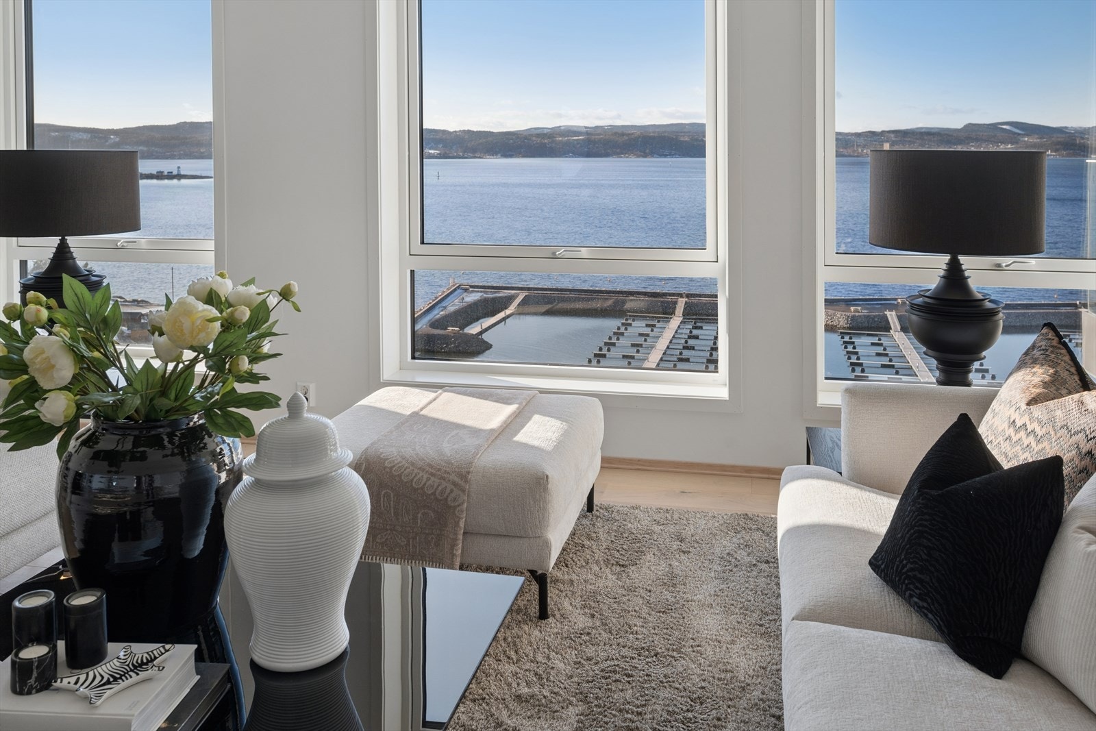 Stuen har store vinduer ut mot sjøen. Galleribilde