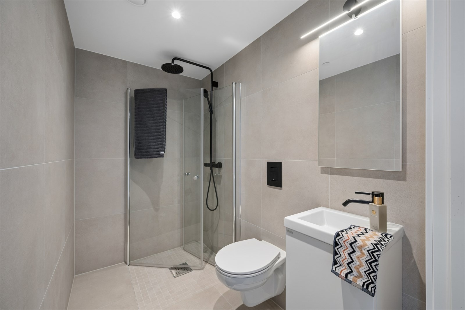 Baderom 2 med garnityr i sort matt utførelse. Galleribilde