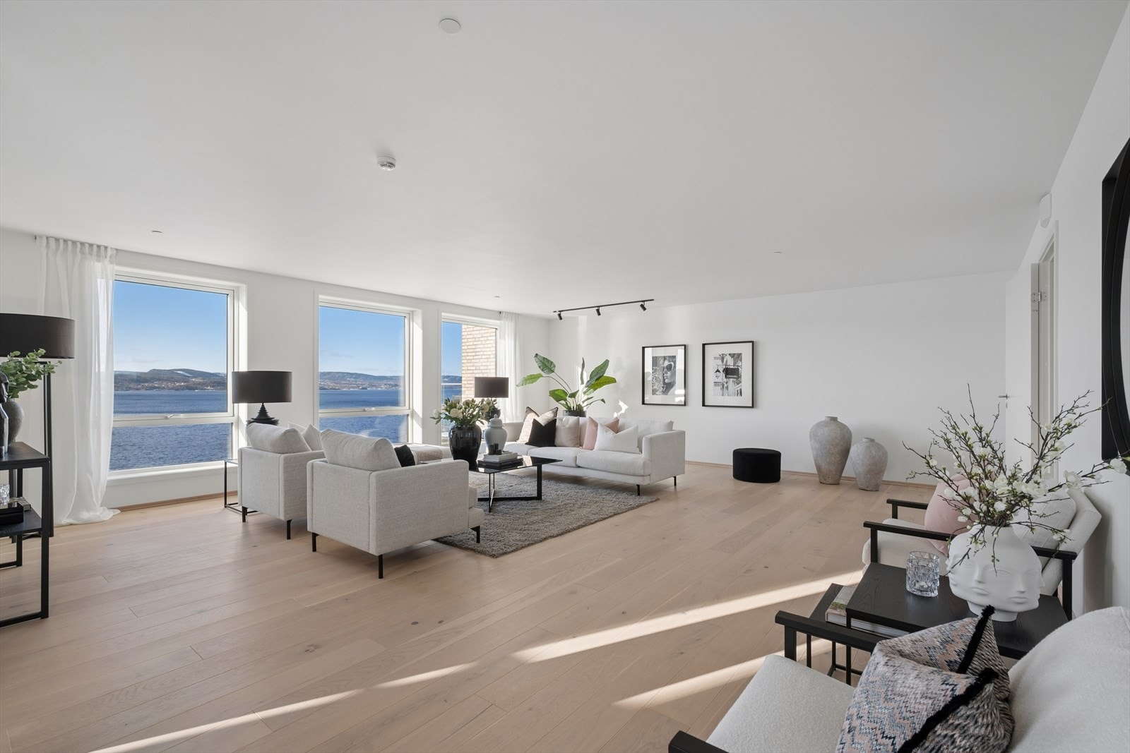 Pen 1 stavs parkett, type Cappuccino, i hele boligen. Det er også deilig, vannbåren gulvvarme i alle oppholdsrom. Galleribilde