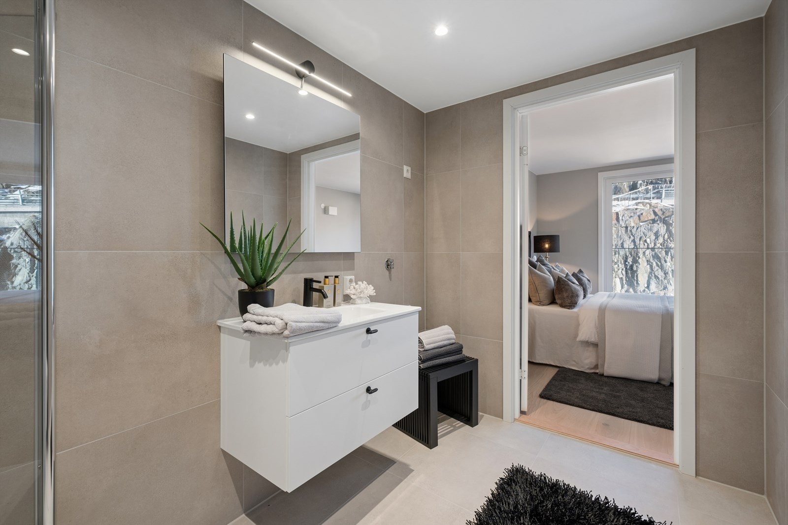 Godt med lys over speil og i himlingen. Elektrisk gulvvarme. Galleribilde