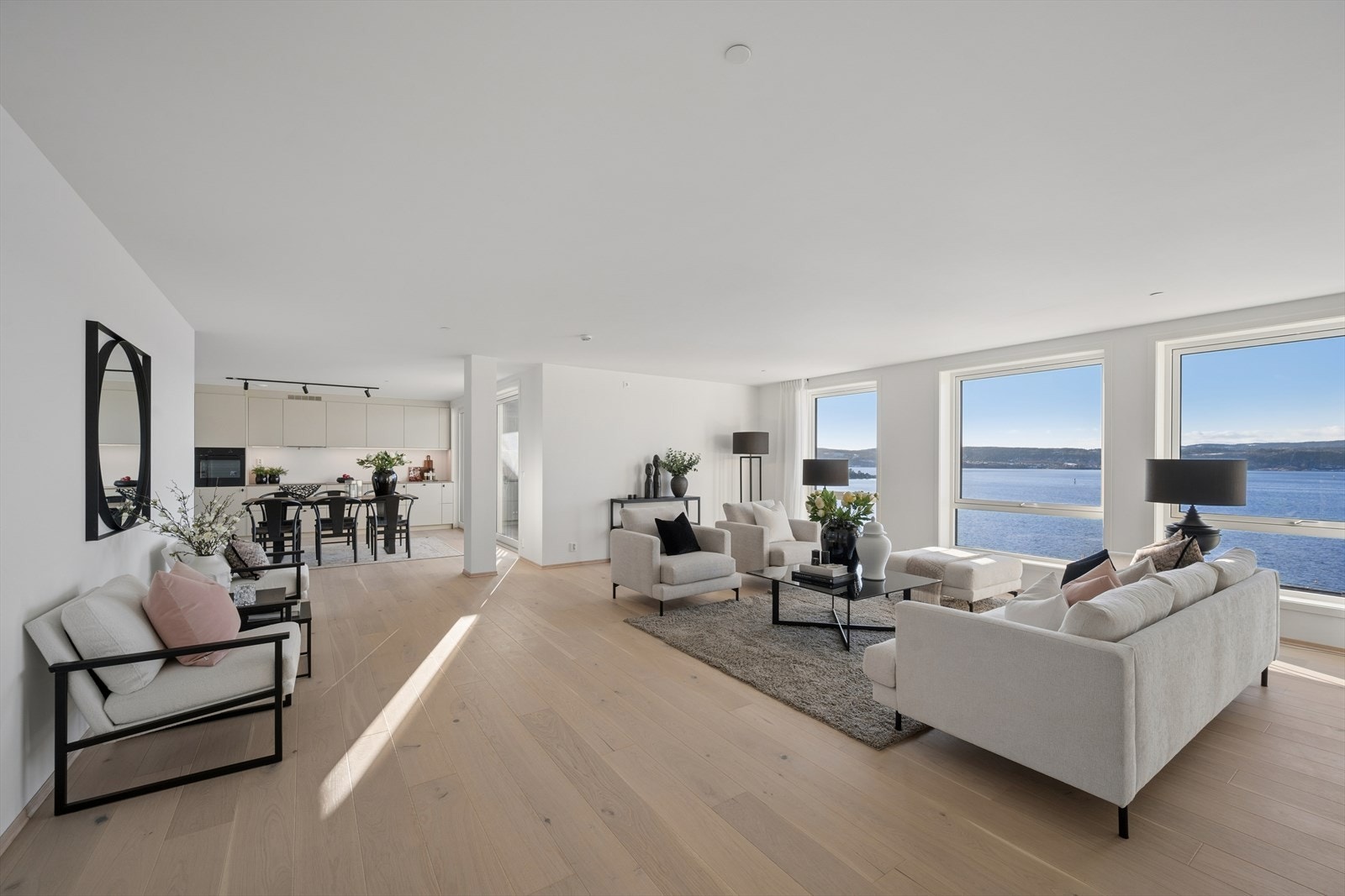 Stuen er meget romslig og har god plass til flere sittegrupper. Galleribilde