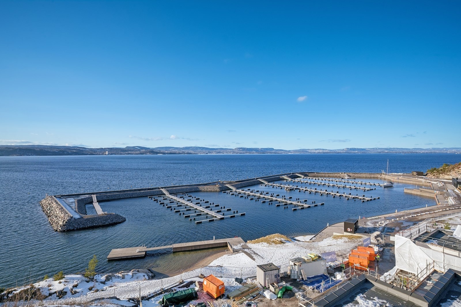 Fra leligheten har du flott utsikt til fjord og havn. Galleribilde