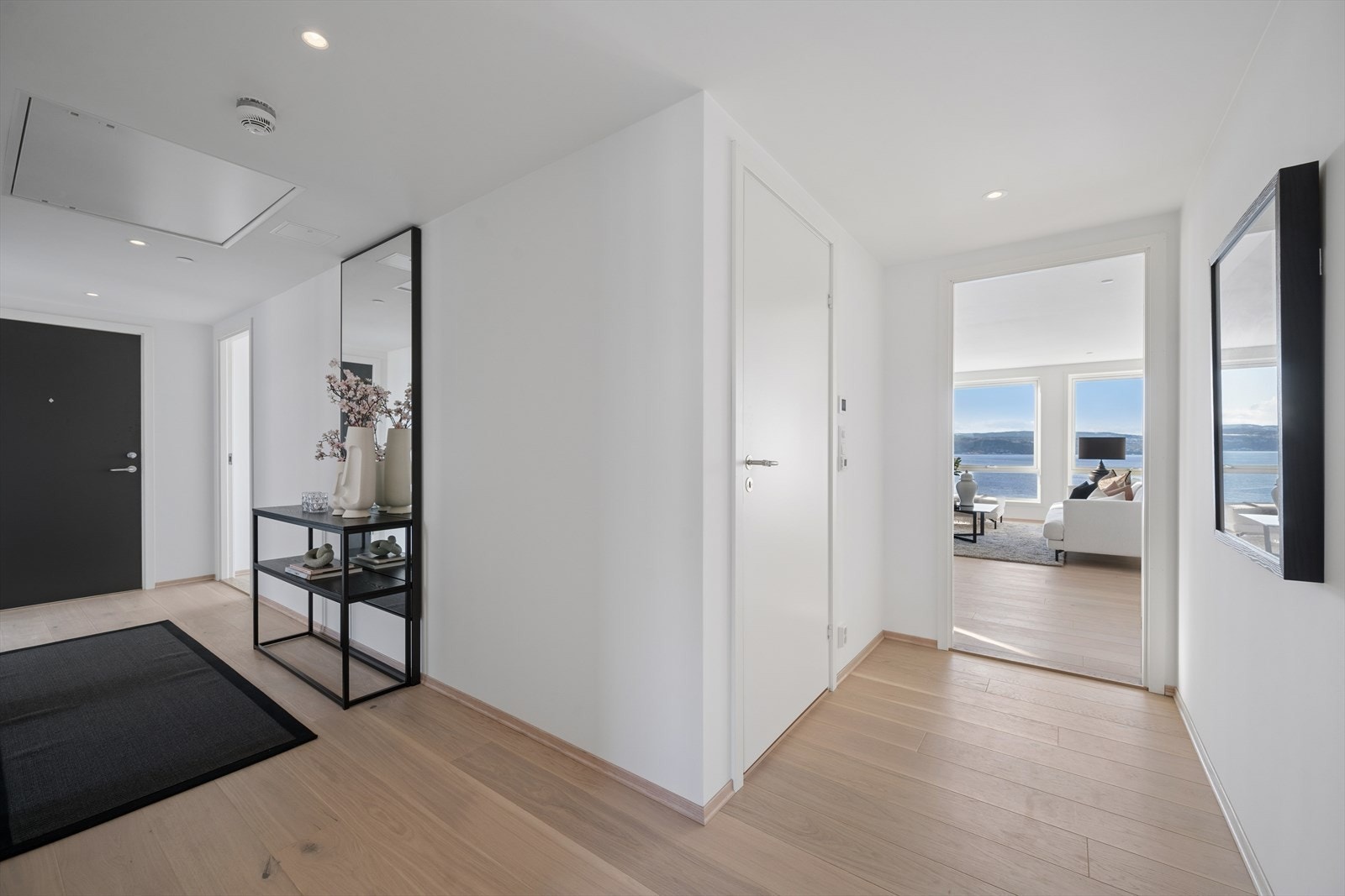 Velkommen inn i en hyggelig entrè med downlights Galleribilde