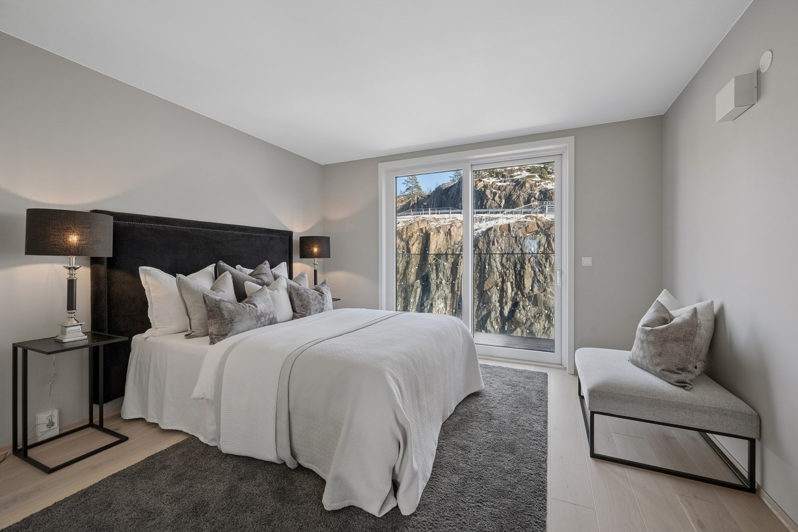 Soverom 1 med utg. til balkong med deilig morgensol. Galleribilde