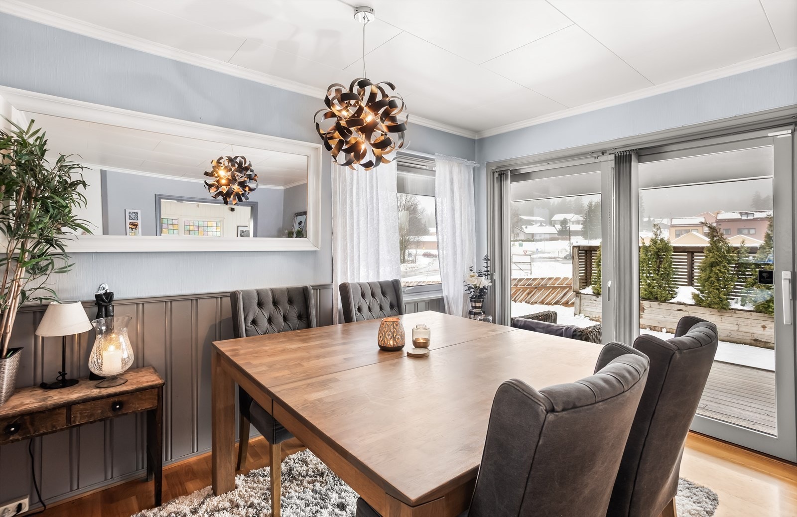 Spisestuen er et naturlig samlingspunkt med god plass til langbord. Galleribilde