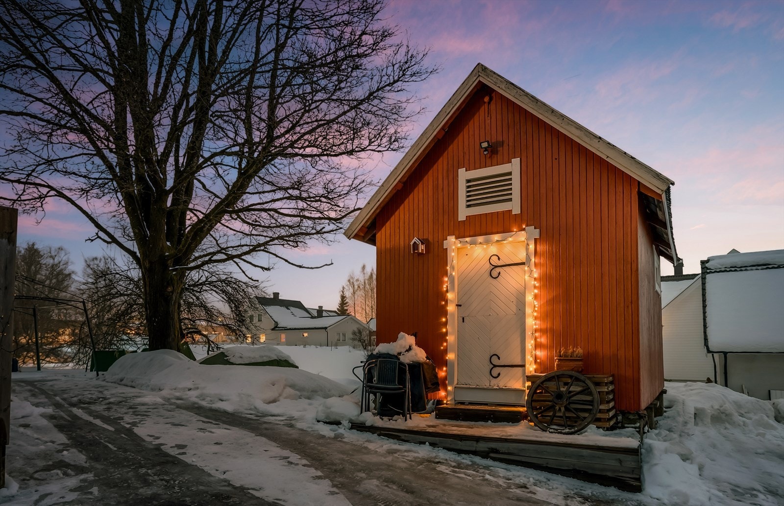 Et sjarmerende stabbur fra 1950 gir ytterligere lagringsmuligheter på eiendommen. Galleribilde