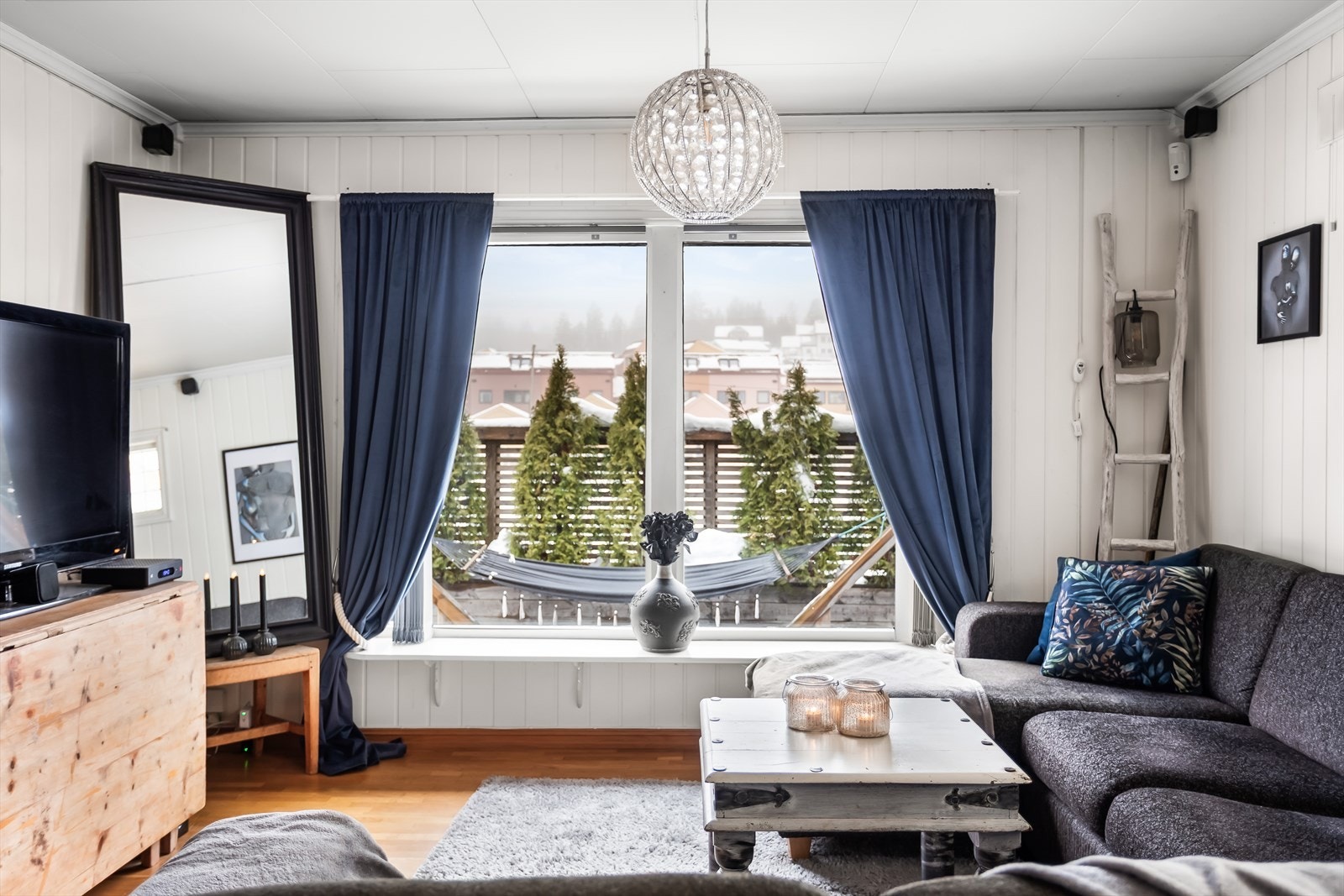 Store vinduer slipper inn rikelig med dagslys. Galleribilde