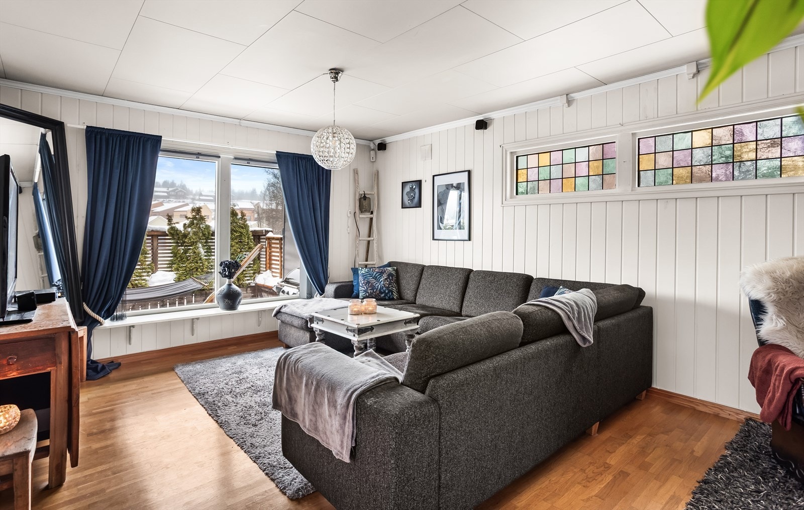 Stuen har god plass til en romslig sofagruppe. Galleribilde