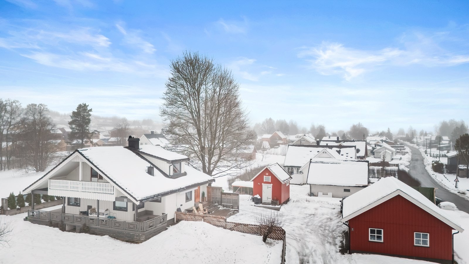 Eiendommen ligger på en stor tomt på 1541 m², opparbeidet med plen og beplantning. Galleribilde