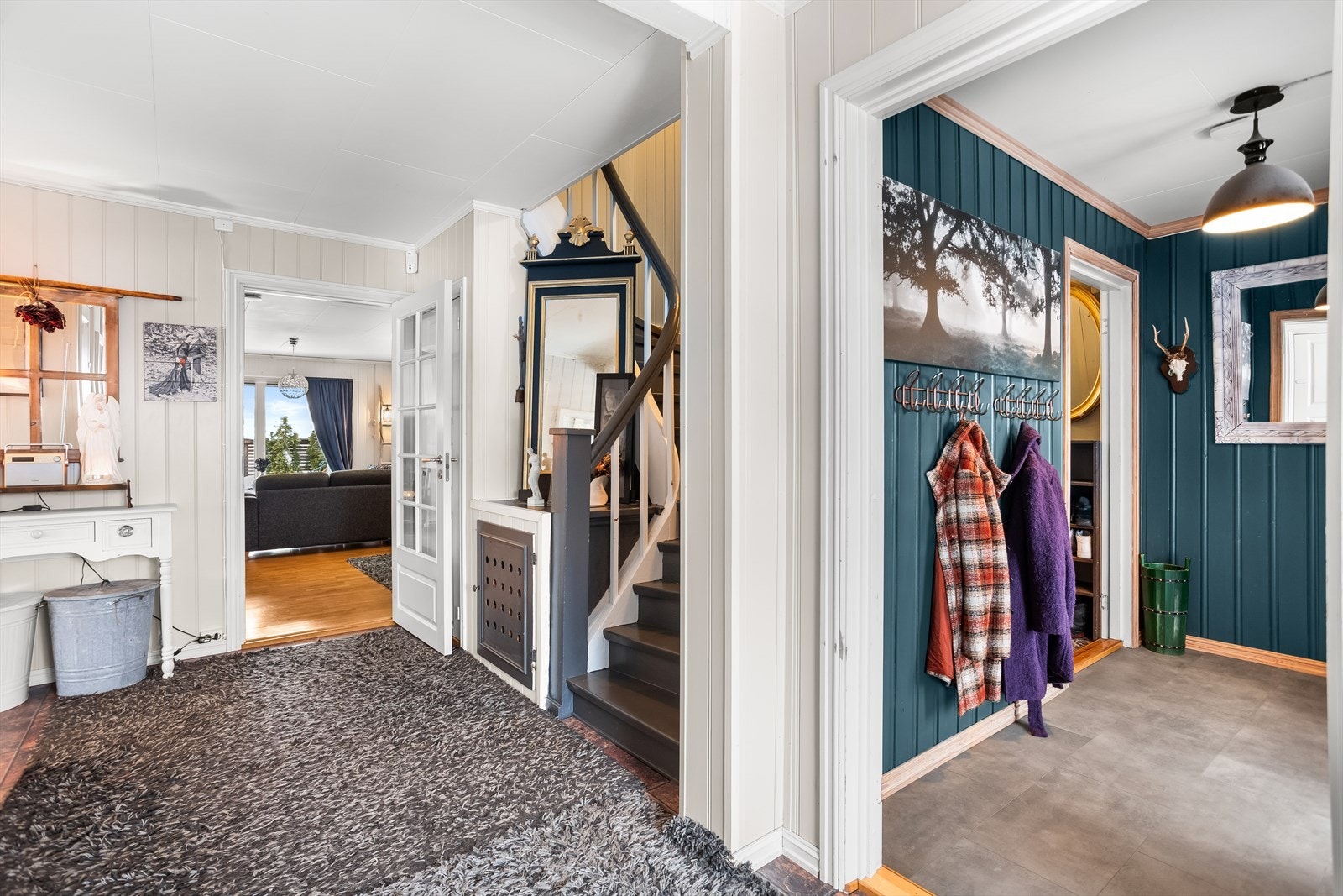Hallen gir tilgang til boligens øvrige rom og har trapp til de andre etasjene. Galleribilde