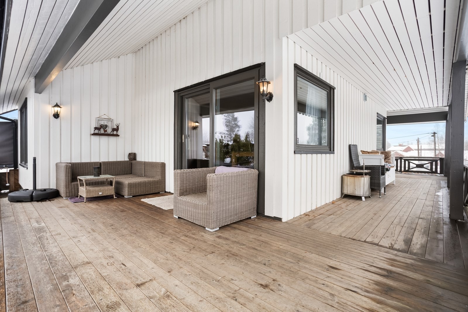 Uteplassen ble utvidet i 2017 og har god plass til flere sittegrupper. Galleribilde