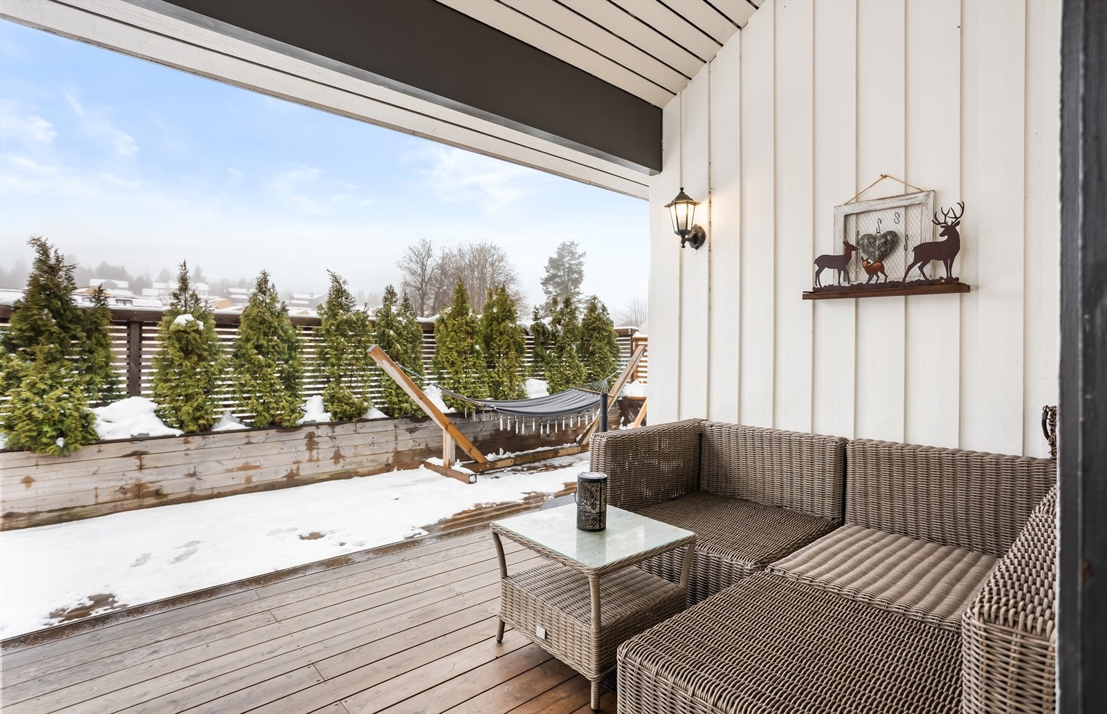 Den store, delvis overbygde terrassen på 71 m² er en flott forlengelse av stuen. Galleribilde
