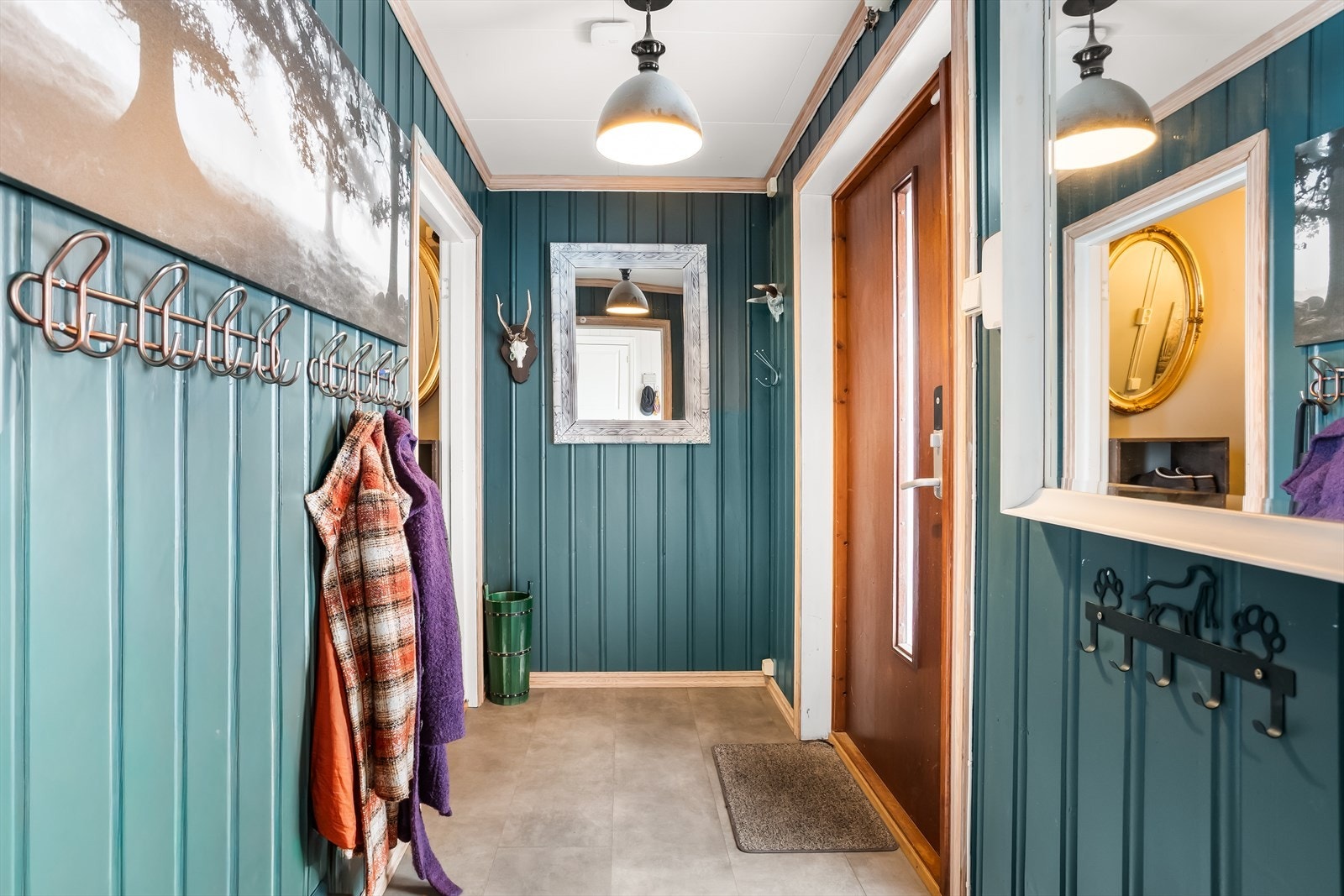 Velkommen inn i en romslig entré med god plass til å henge fra seg yttertøy. Galleribilde