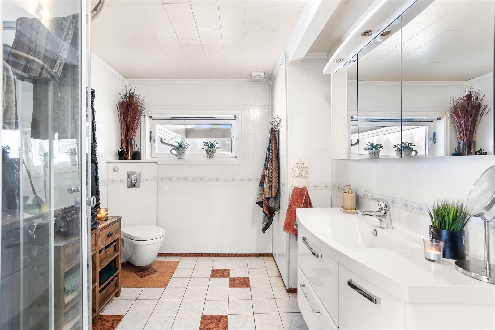 Badet i første etasje har flislagt gulv med gulvvarme for økt komfort. Galleribilde